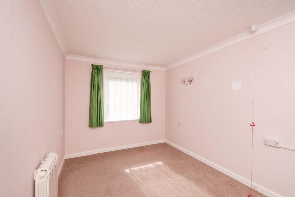 Apartment in Eastbourne, East Sussex - More