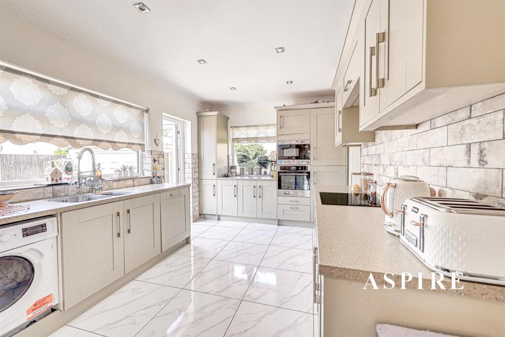 House in Southend-on-Sea - More