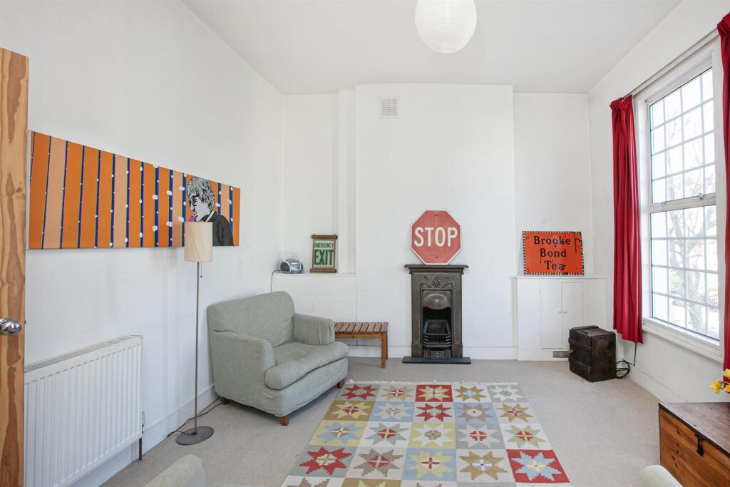 Apartment in London, Astley Estate, Old Kent Road - More