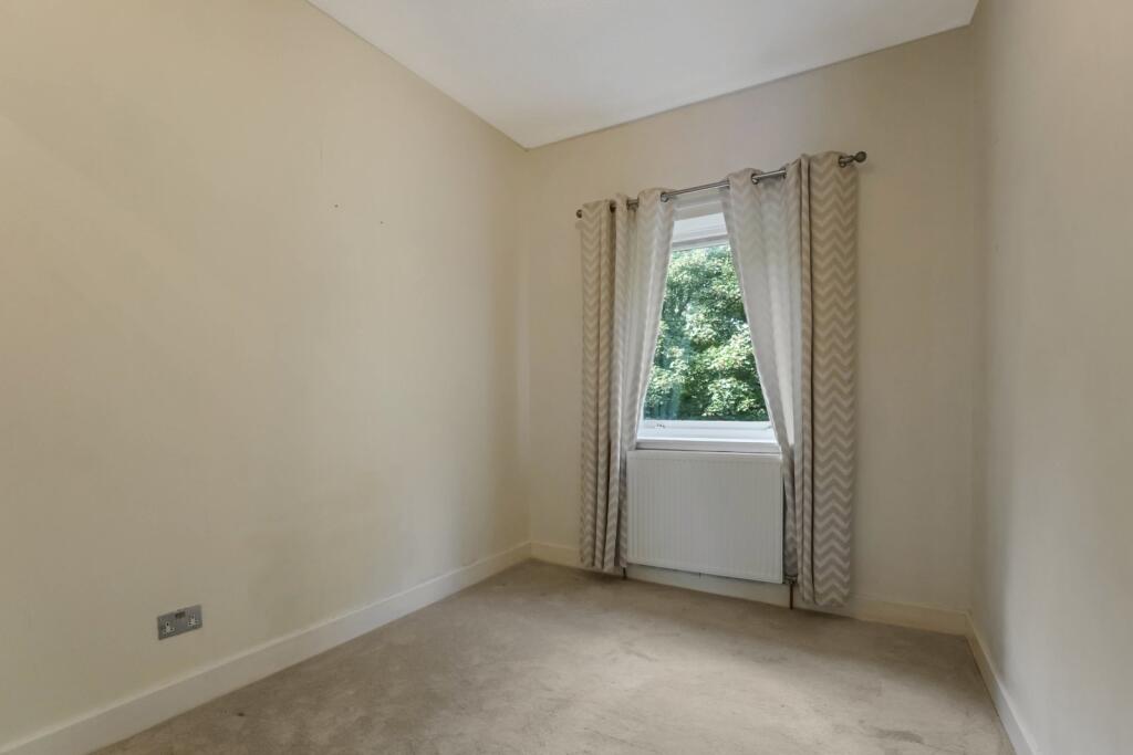 Apartment in Paisley, Renfrewshire - More