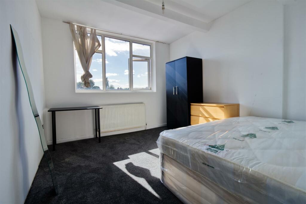 North Grange Mount, Hyde Park, Leeds photo 2