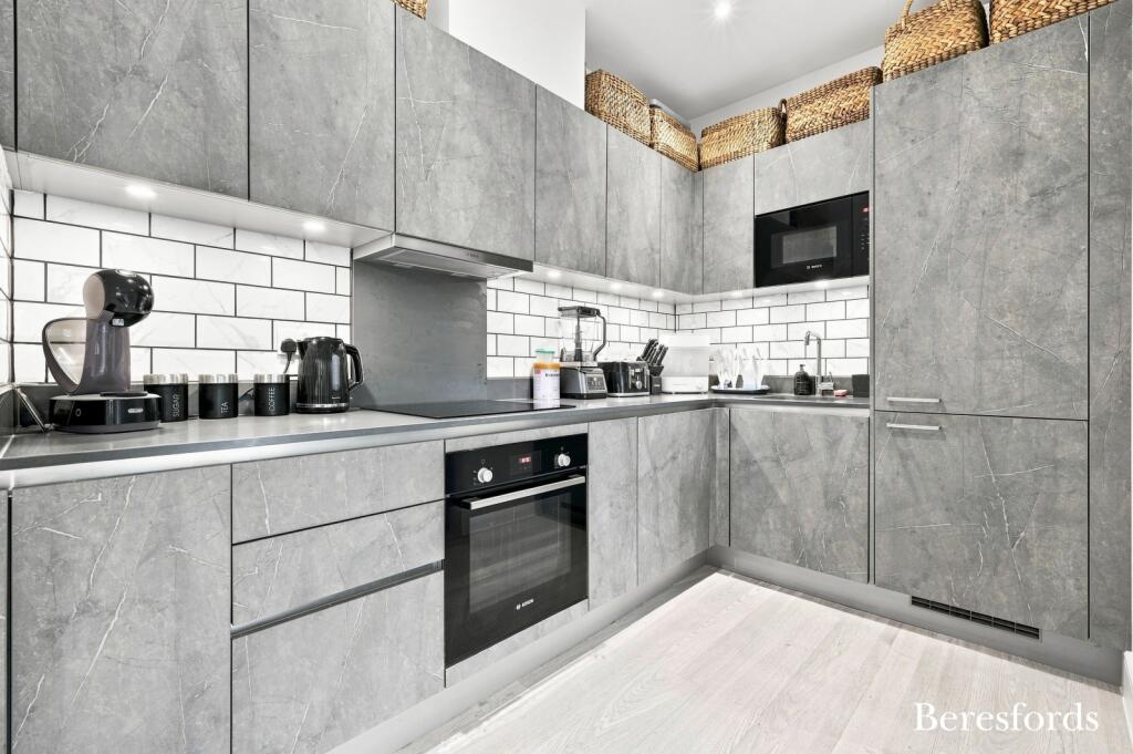Apartment in Brentwood, Crow Green - More