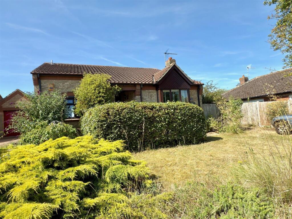 3-bed bungalow on Barley Meadow, Halesworth, Suffolk, £285,000