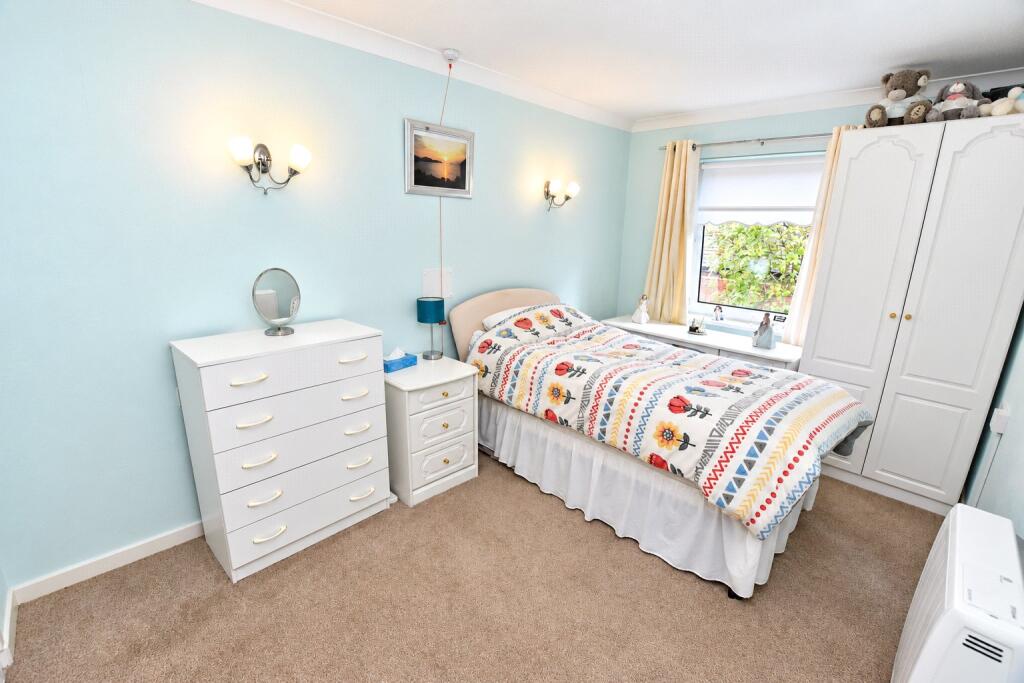 Apartment in Moreton, Overchurch Hill - More