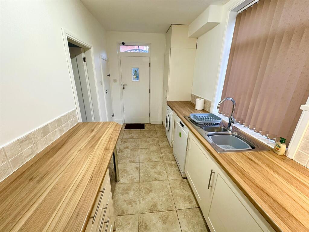 11, Sunnybank Drive, Greetland, Halifax photo 4