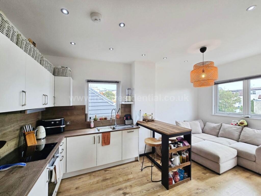 Apartment in Southend-on-Sea - View 4