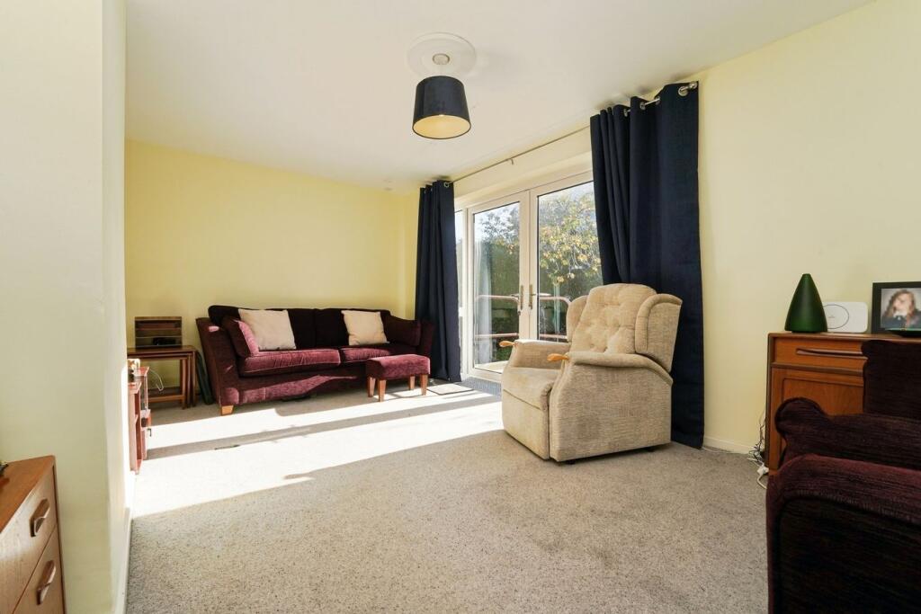 Yew Tree Close, Dursley, GL11 photo 2