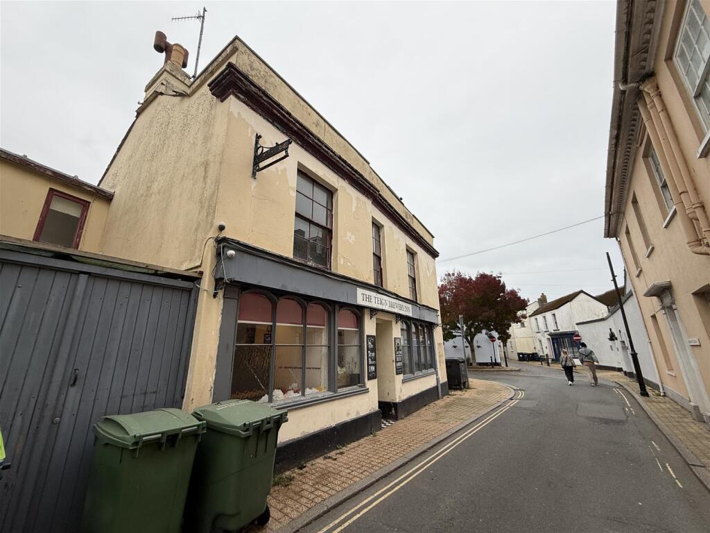 Main image of property: Popular Coastal Pub in Teignmouth, Devon