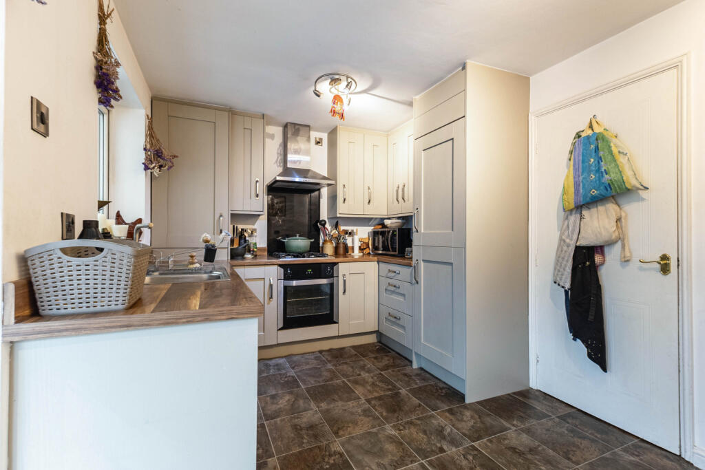 House in Wakefield, Alverthorpe - More