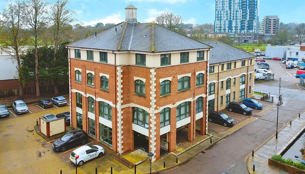 Main image of property: Kensington House, Corner Hall, Hemel Hempstead