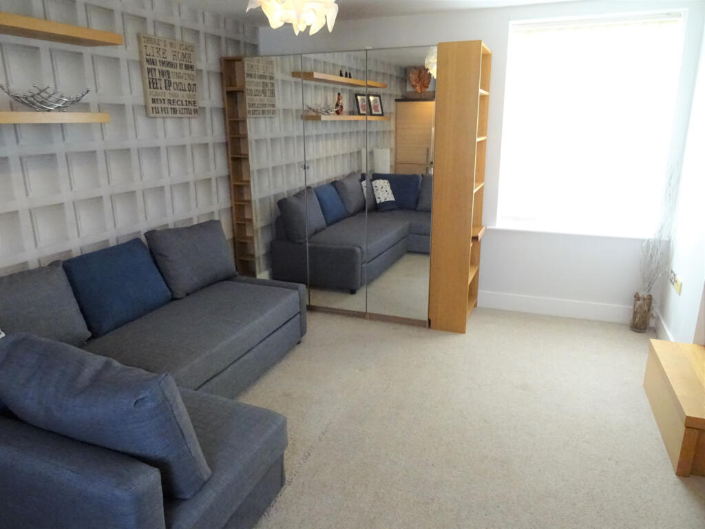 Apartment in Kirklees, West Yorkshire - View 4