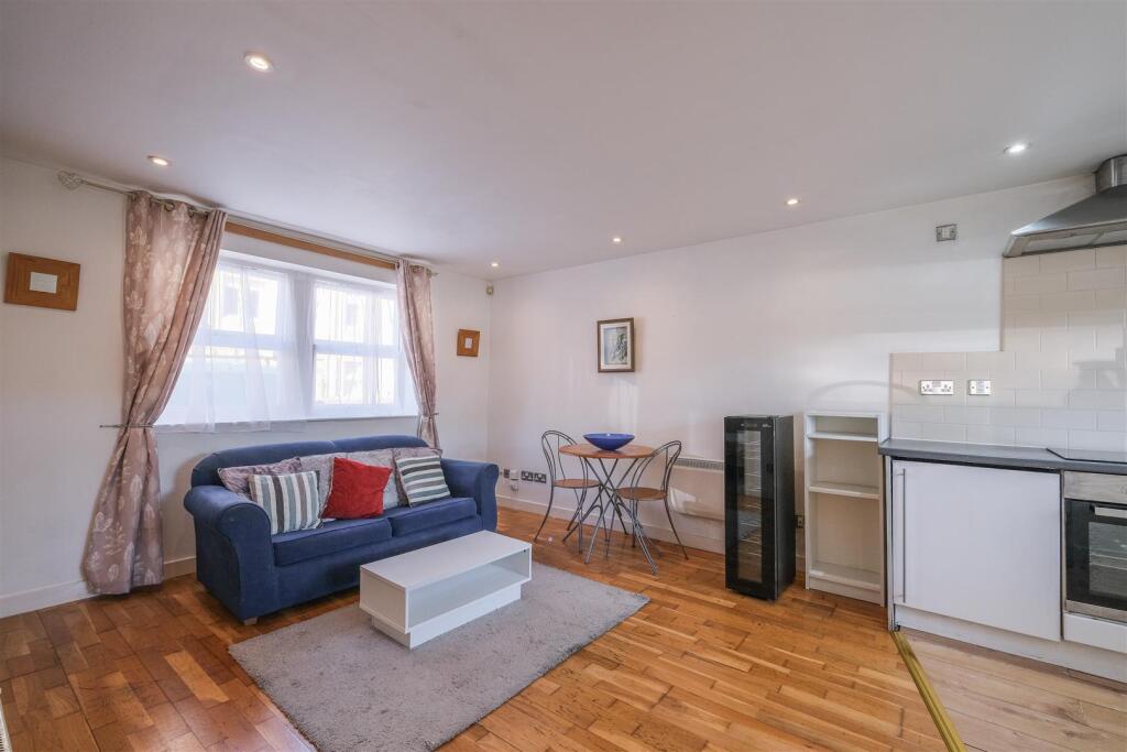 Apartment in Calderdale, Well Head, Boothtown - View 5