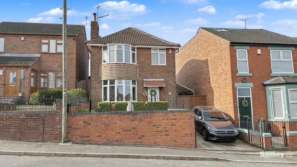 3-bed detached on Coronation Street, Mansfield, NG18, £220,000