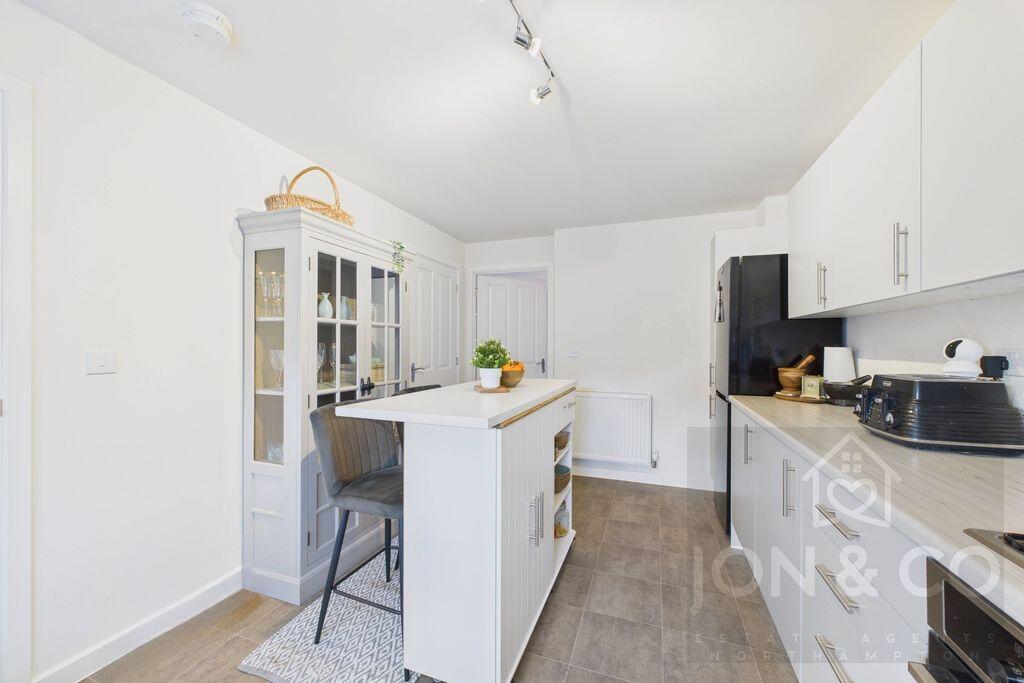 Young Close | Overstone Gate | NN6 photo 3