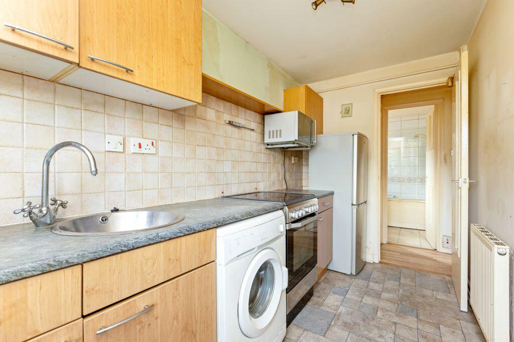 Apartment in Edinburgh, East Craigs - View 5