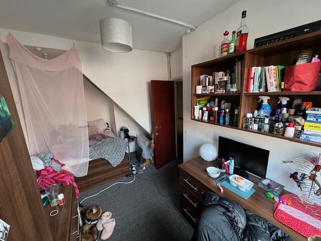 House in Leeds, West Yorkshire - View 3