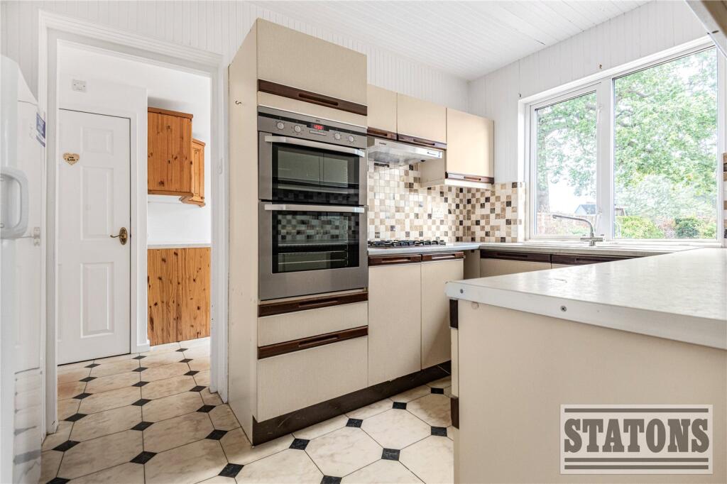 House in Potters Bar, Oakmere - More