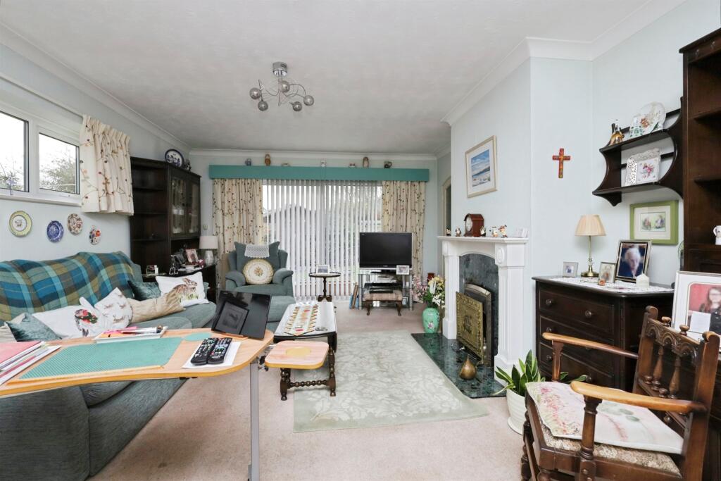 Lodge Avenue, Eastbourne photo 4