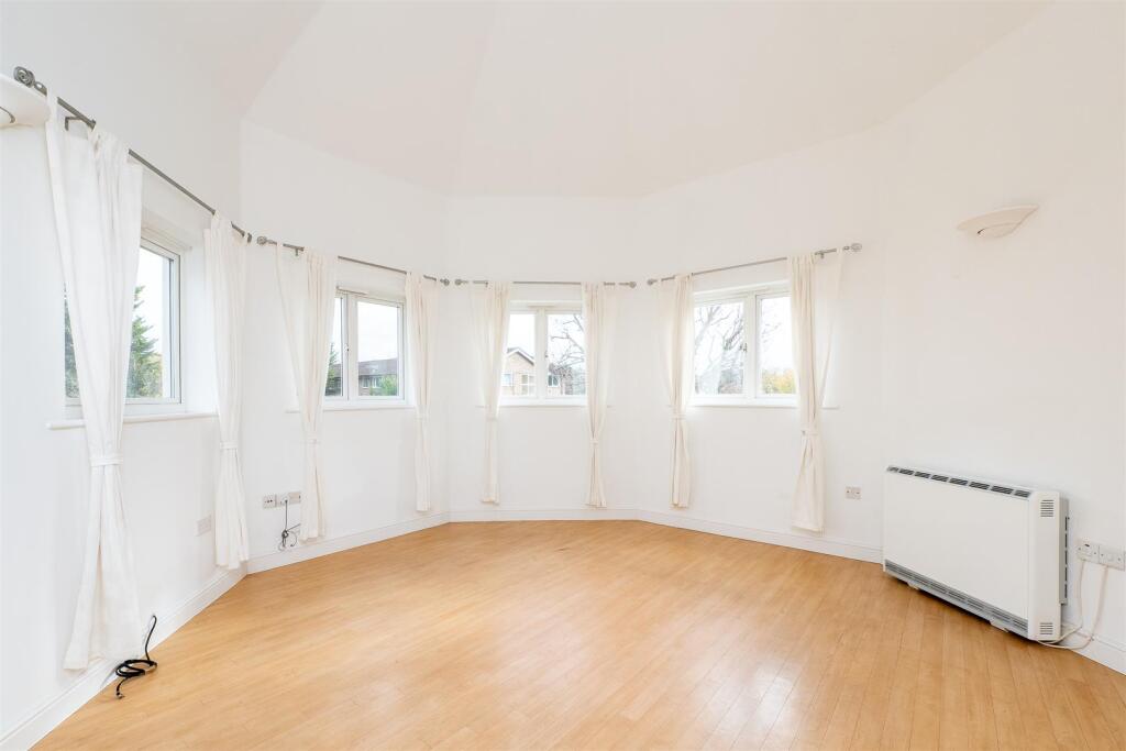 Apartment in Sutton - View 2