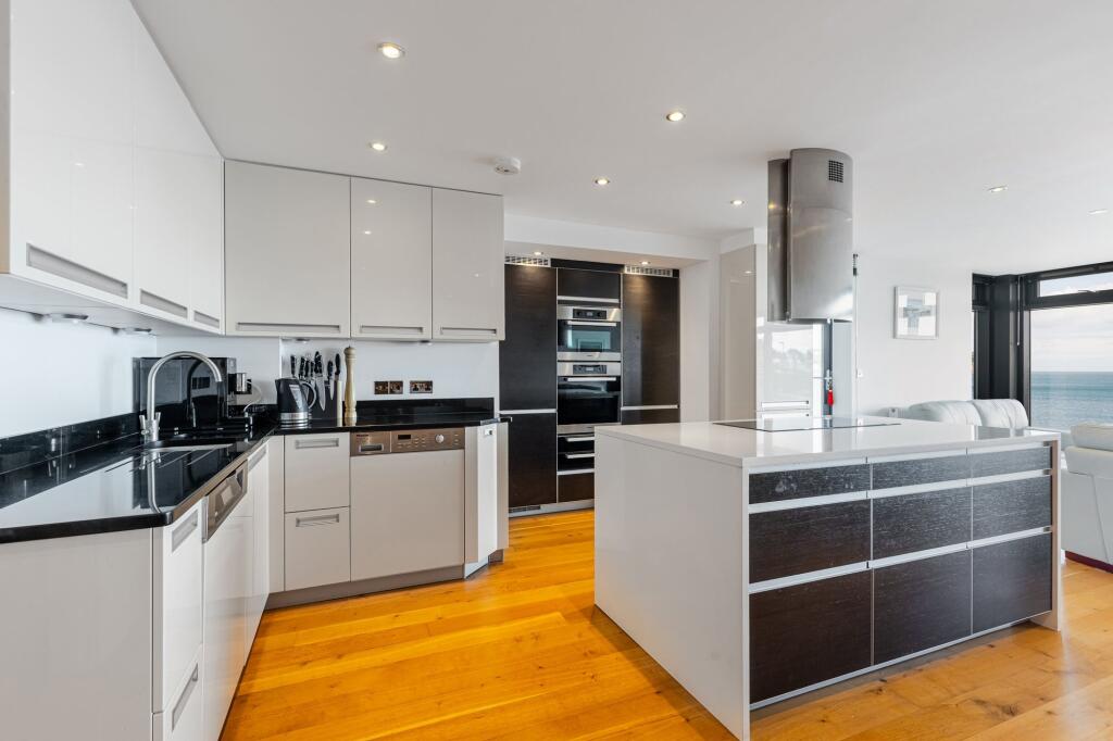 Apartment in Torquay - More
