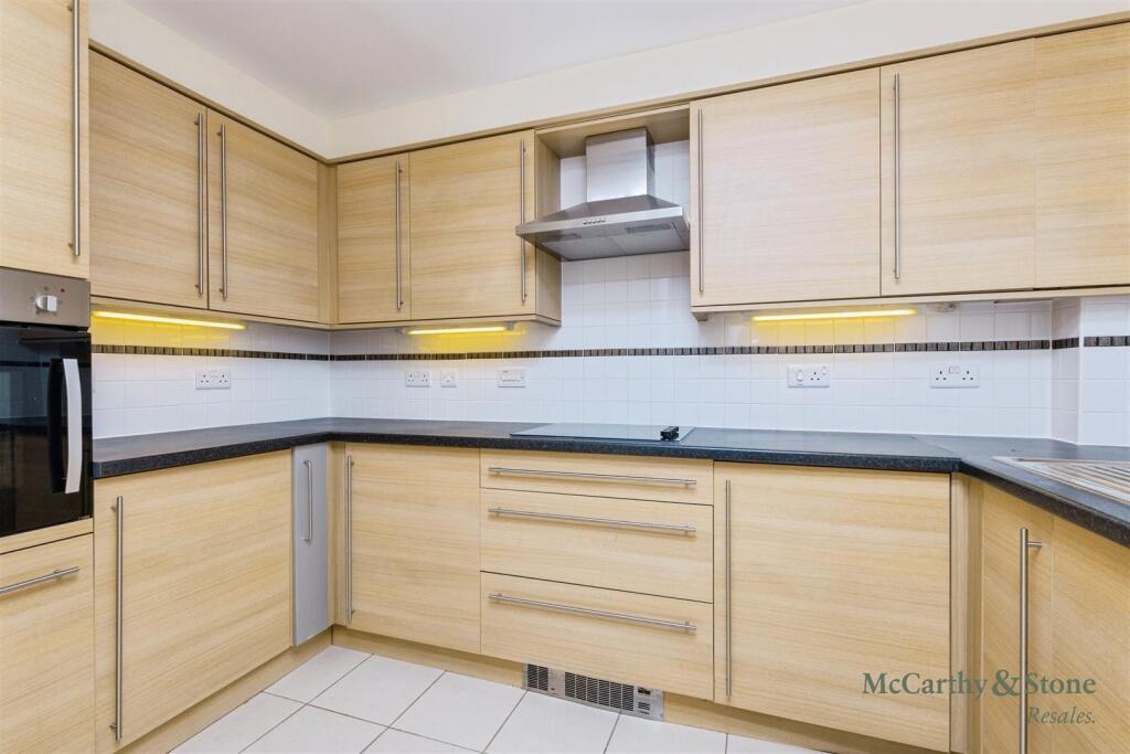 Apartment in Giffnock, Orchard Park - View 4