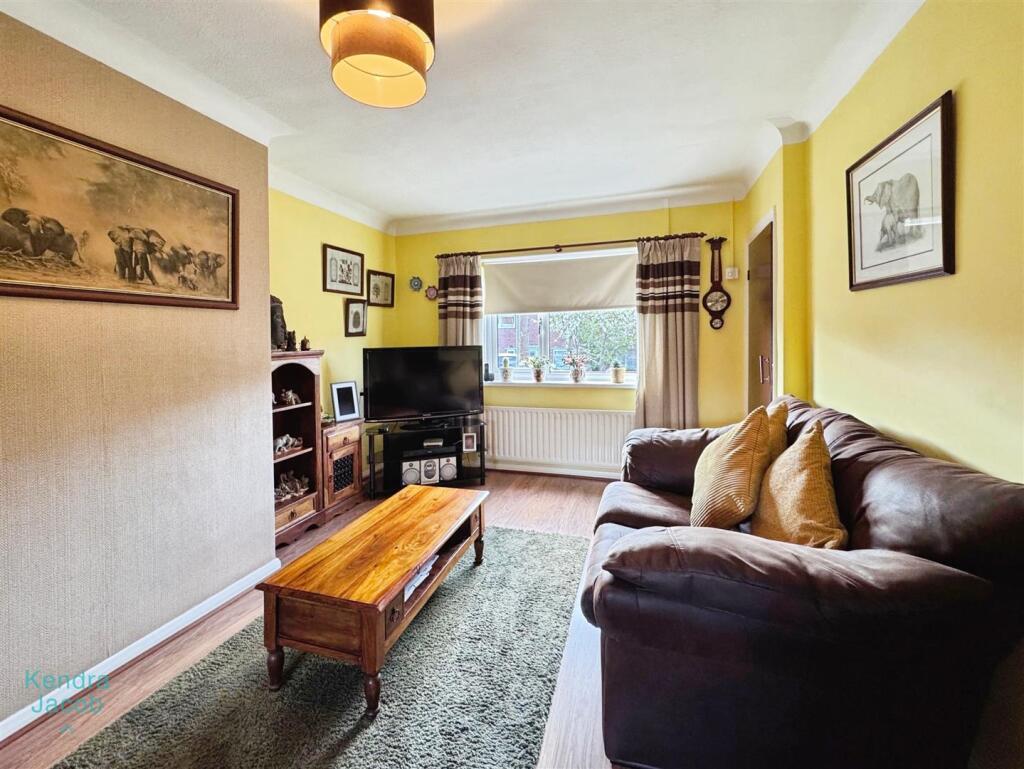 Second Avenue, Edwinstowe, Mansfield photo 4