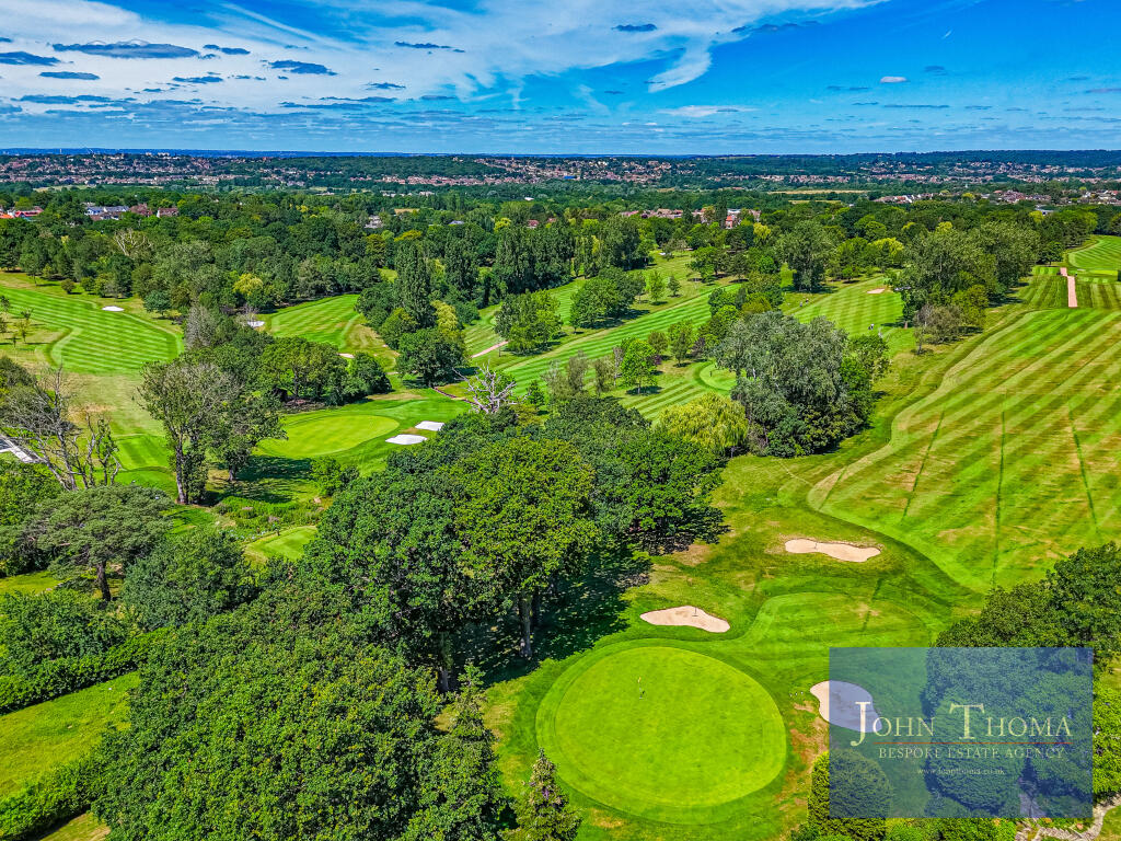 Apartment in Epping Forest, Chigwell - View 2