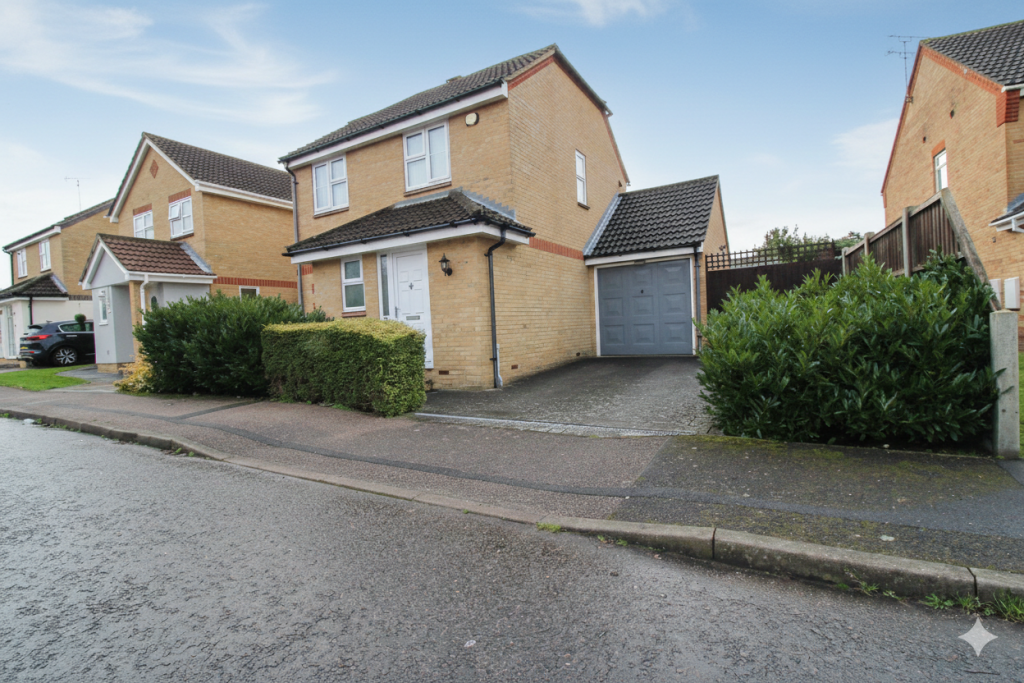 3-bed detached on Robertson Drive, Wickford, SS12, £425,000