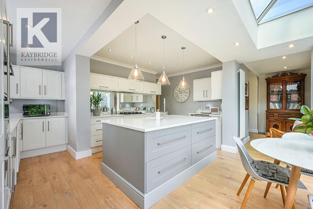 House in Epsom, Stoneleigh - More