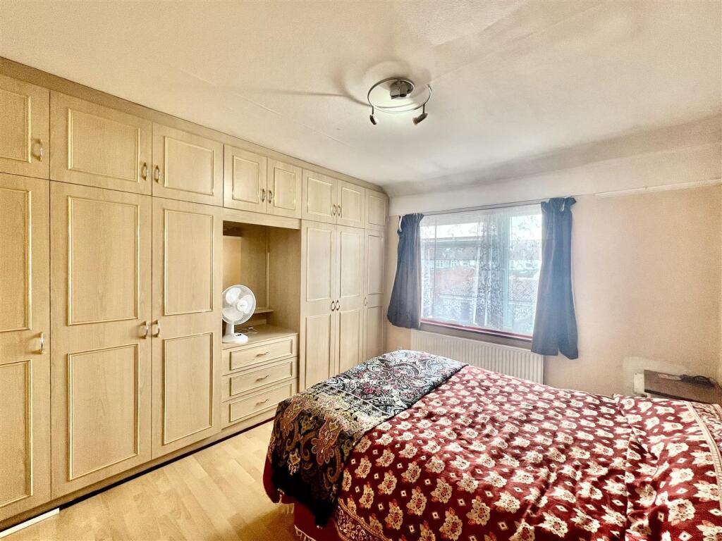 House in London, Beavers, Cranford - View 4
