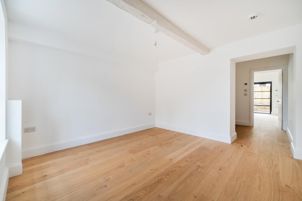 House in Cotswold, Watermoor, Cirencester - More