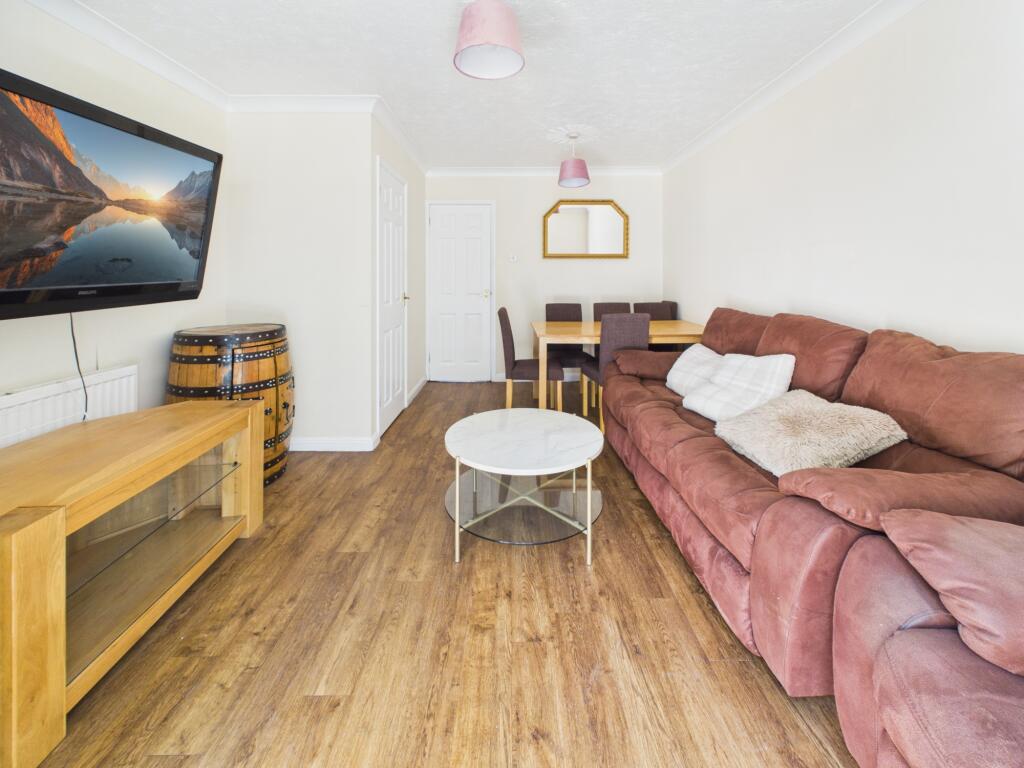 Finch Close, Tadley, RG26 photo 4