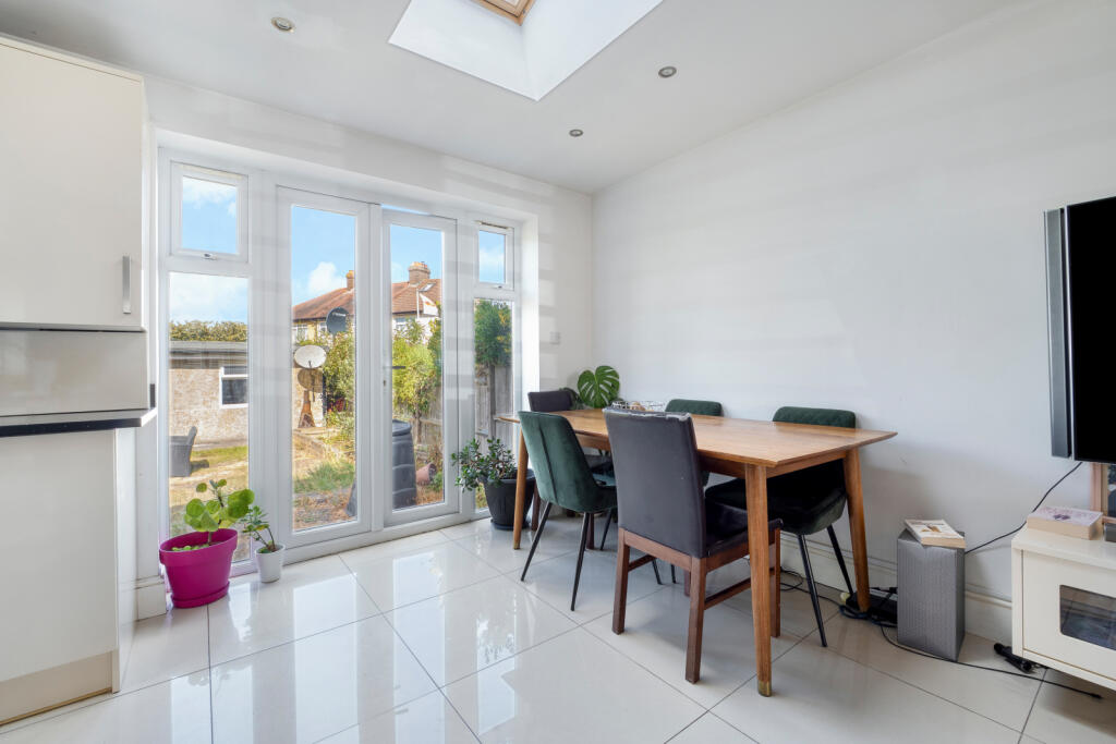 House in Sutton - View 5