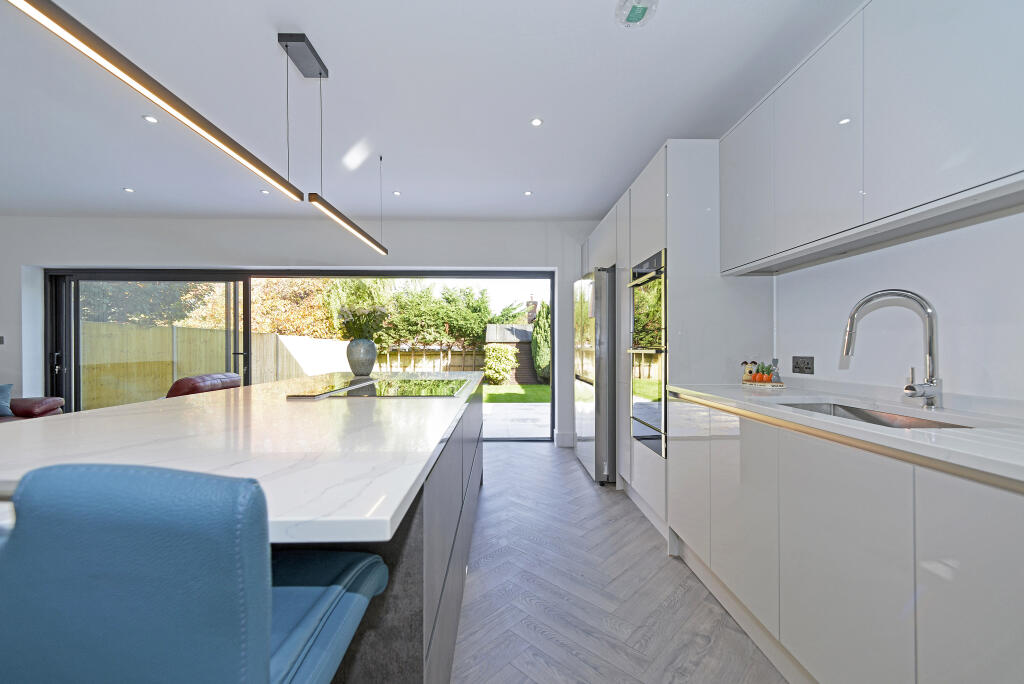 Birch Road, Godalming, Surrey, GU7 photo 2