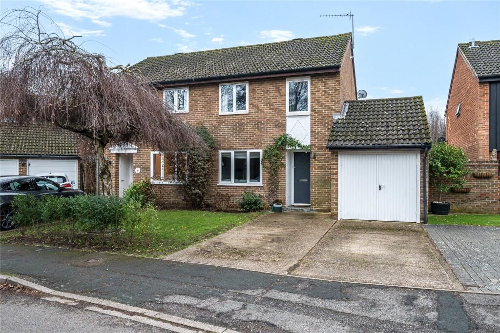 House in Woking, Goldsworth Park, Knaphill - More