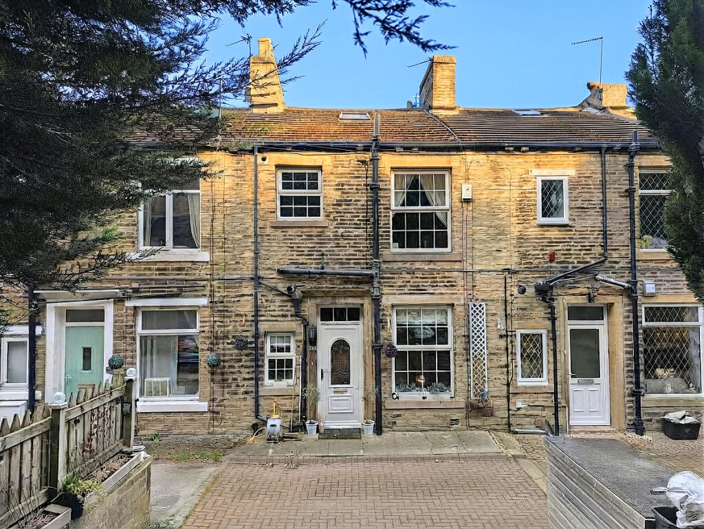 1-bed terraced on 28 Lane Ends Green, Hipperholme, HX3 8EZ, £145,000