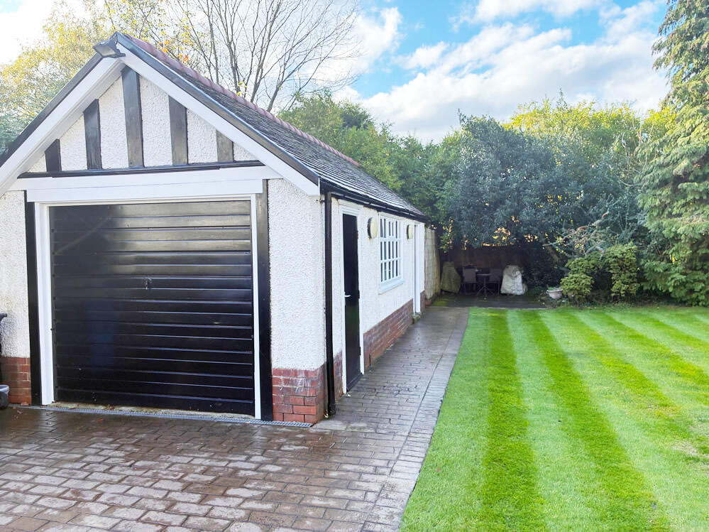 2 Clough Park Avenue, Grasscroft photo 4