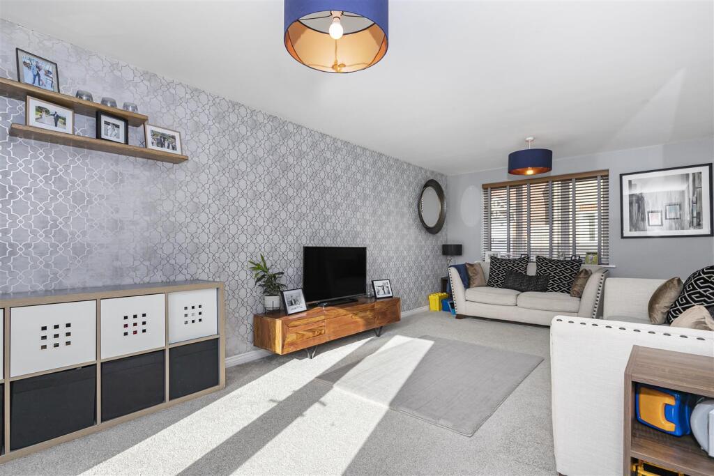 Daisy Close, Keynsham, Bristol photo 3