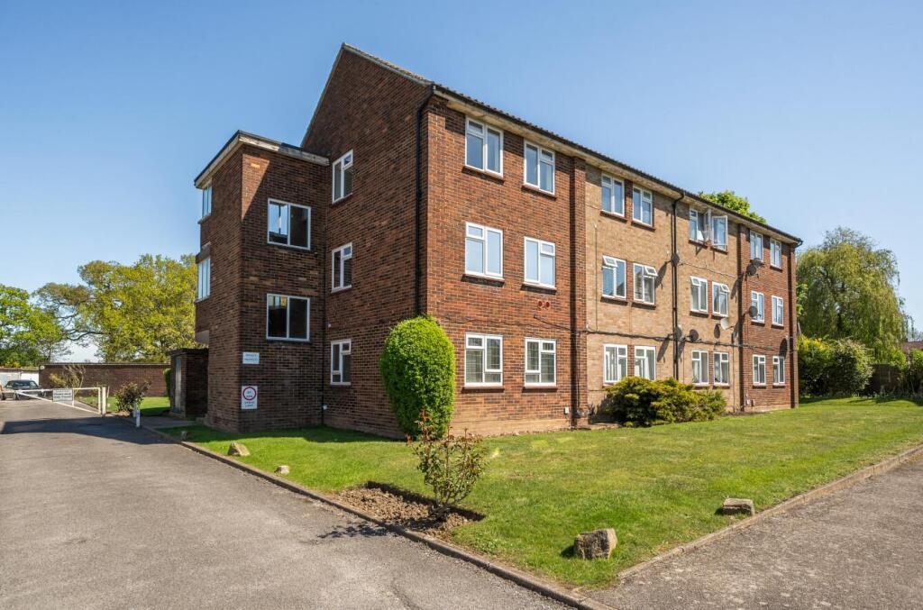 Studio flat on Farm Way, Bushey, WD23, £180,000