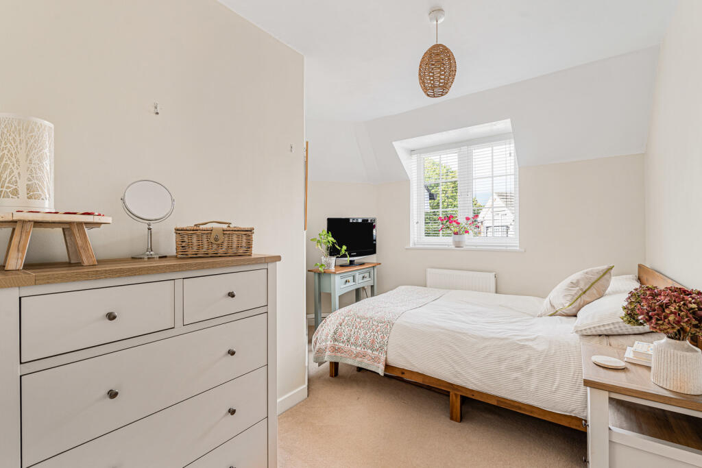 Elder Crescent, Lindford, Bordon, Hampshire photo 3