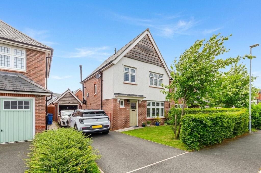 3-bed detached on Llwybr Y Gwynt, Penrhosgarnedd, Bangor, Gwynedd, LL57, £335,000