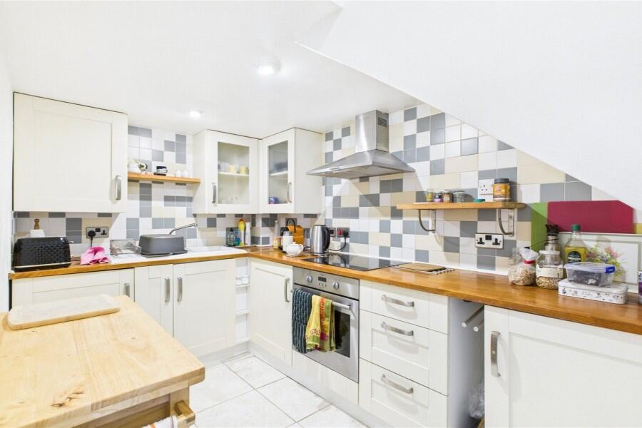 Apartment in Woking, Surrey - View 3