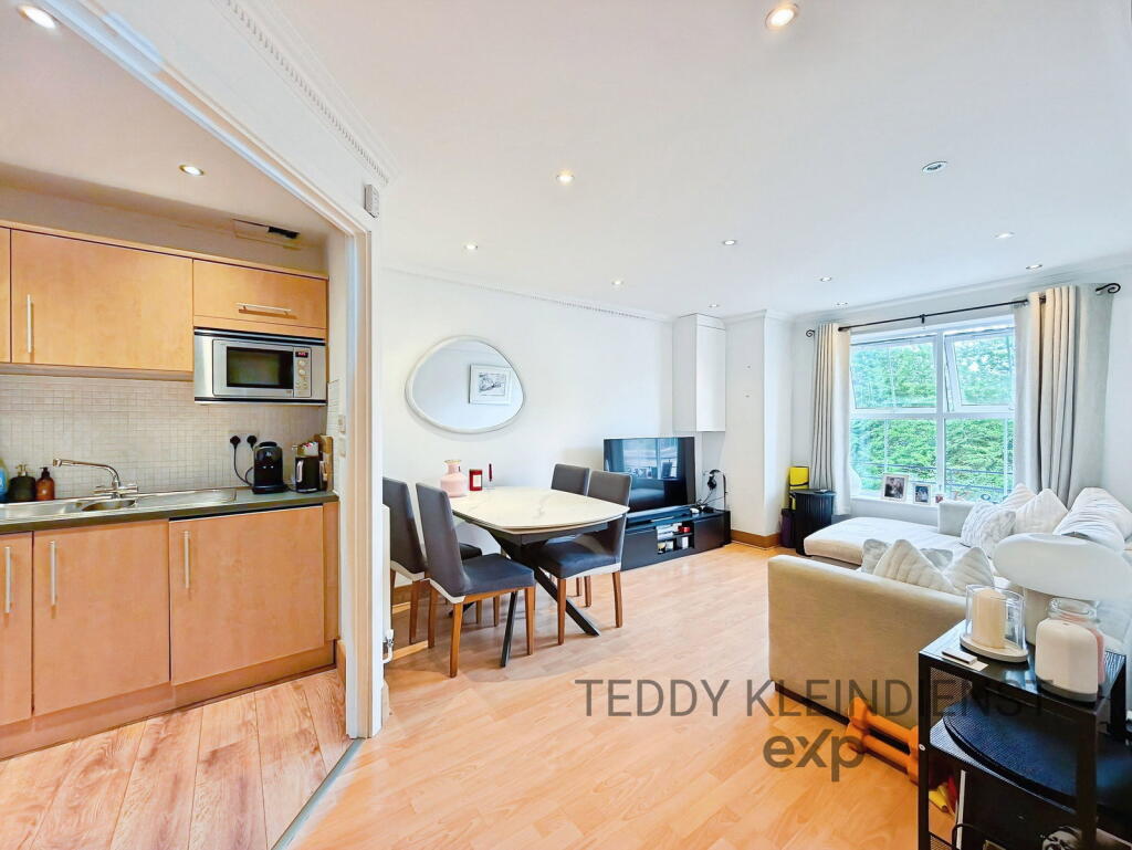 Apartment in Kingston upon Thames - View 4