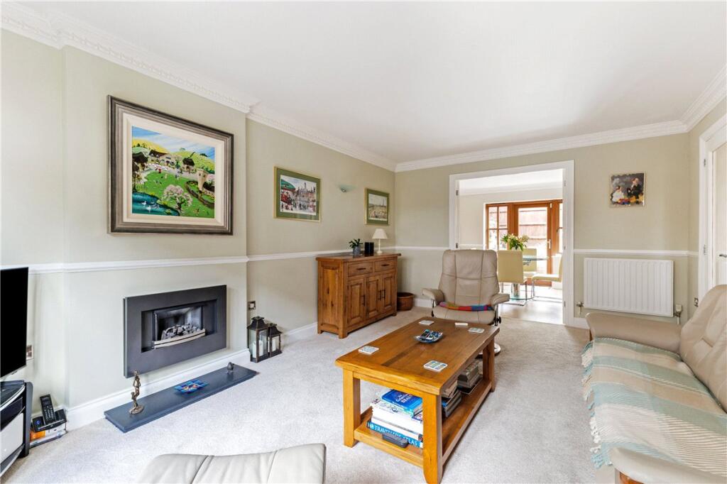 8, Cromwell Court, Marlborough, Wiltshire, SN8 photo 3