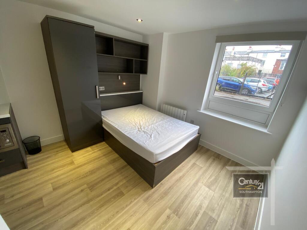 Apartment in Southampton - View 3