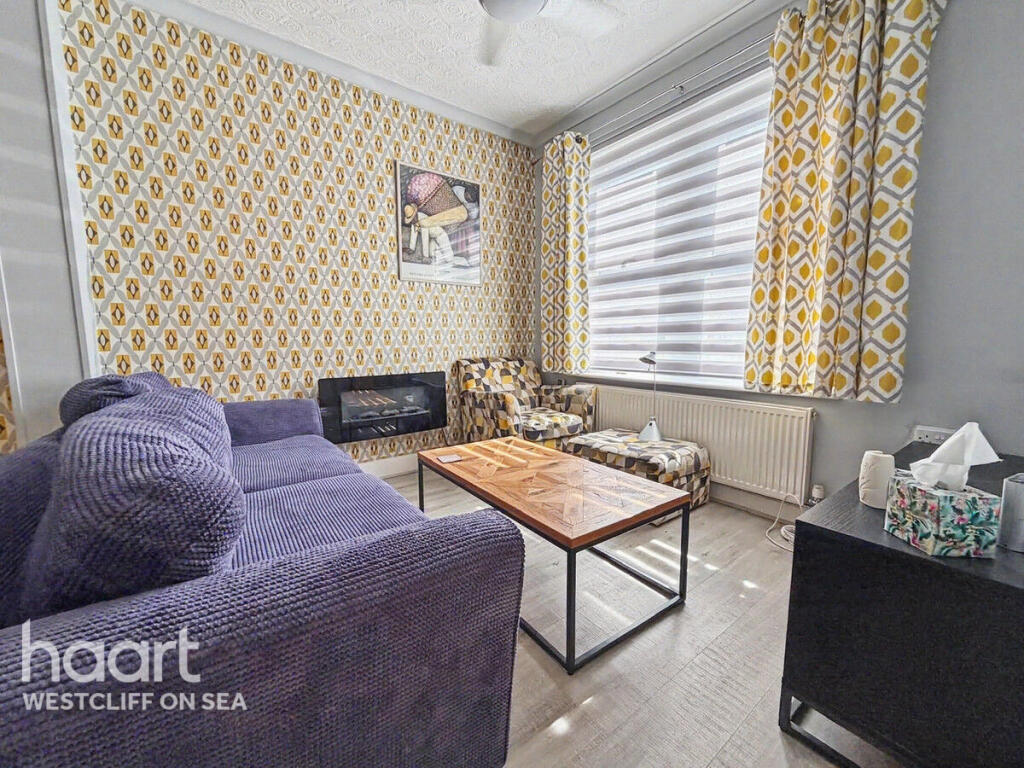 3-bed terraced on Oakleigh Avenue, SOUTHEND-ON-SEA, £270,000