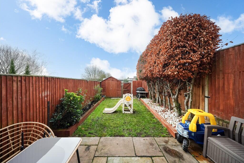 Garland Close, Old Town, Hemel Hempstead, Hertfordshire, HP2 5HU photo 4