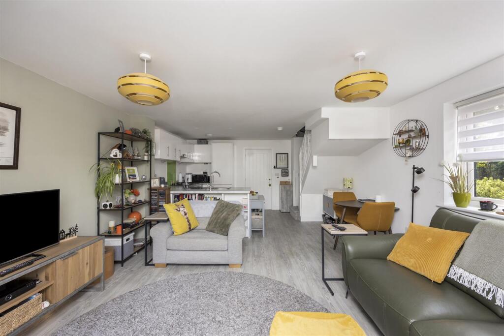 House in Haywards Heath, Lindfield - More
