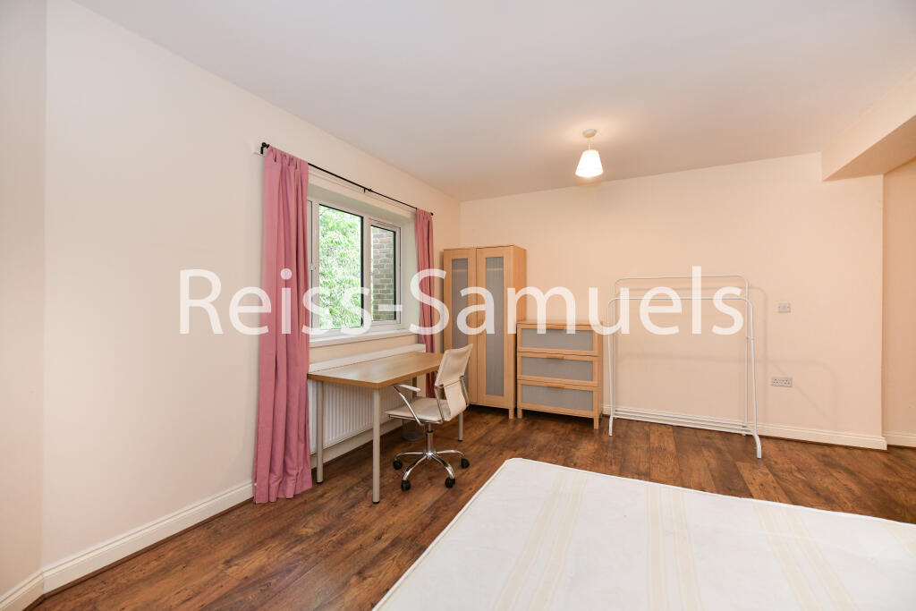 6 bedroom semi-detached house for rent