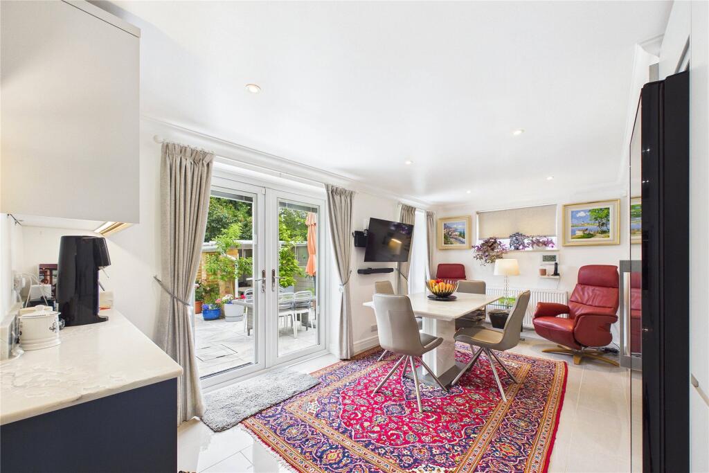 House in Surrey Heath, Heatherside - View 5
